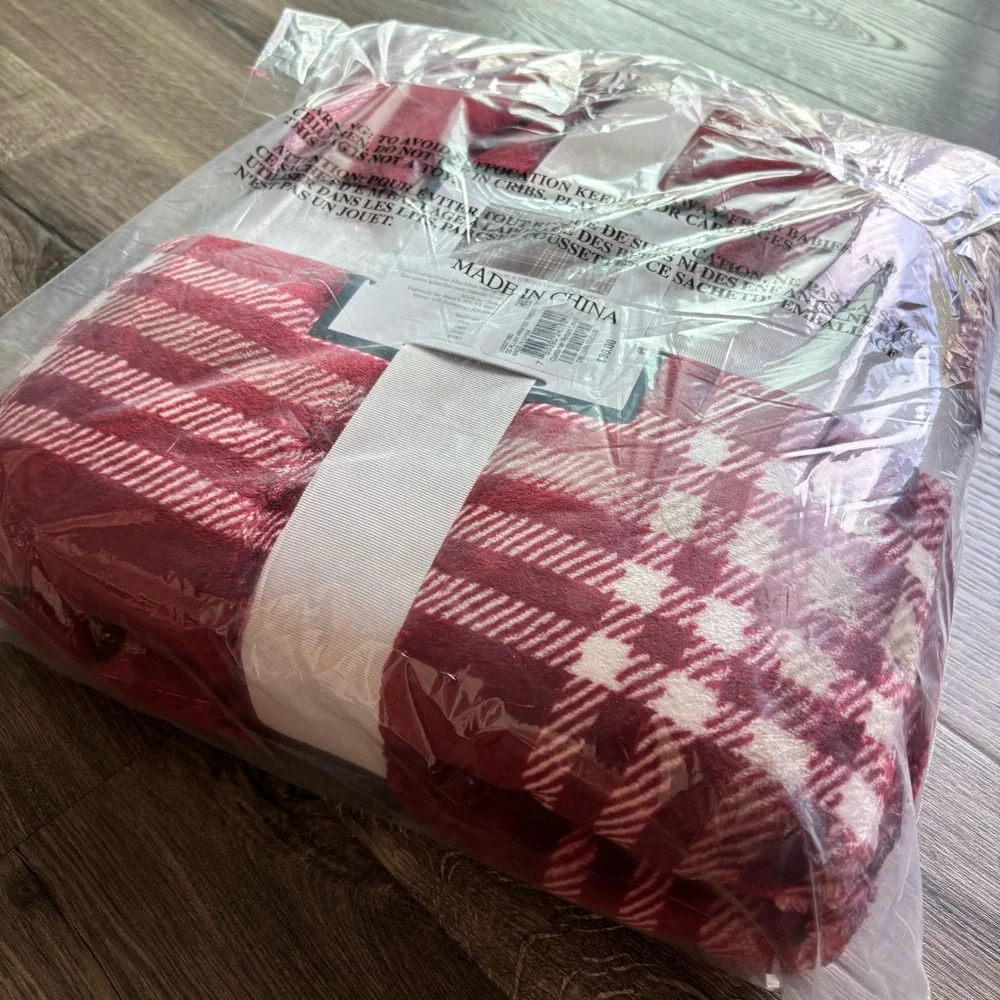 NWT Charter Club Cozy Plush 50in x 70in Throw • Garnet Plaid